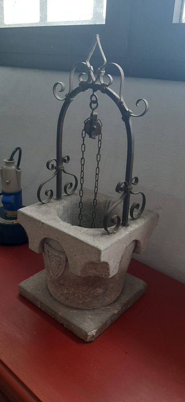 Pozzo Antico in Tufo e Ferro Battuto