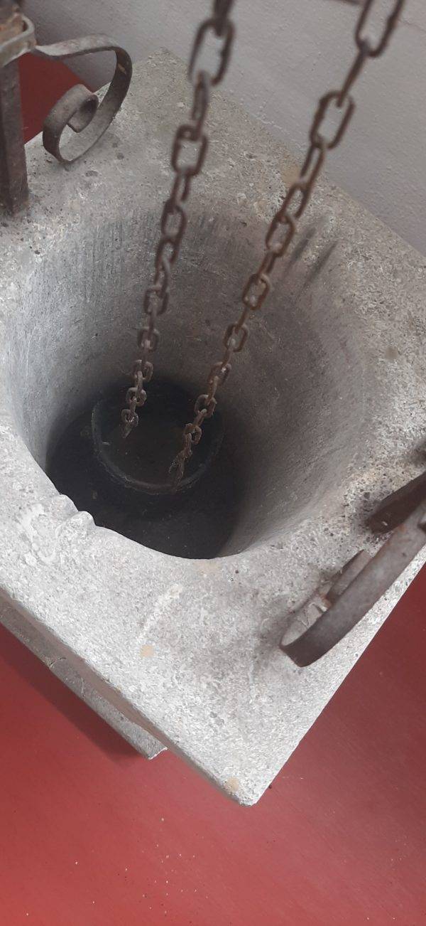 Pozzo Antico in Tufo e Ferro Battuto Fatto a Mano