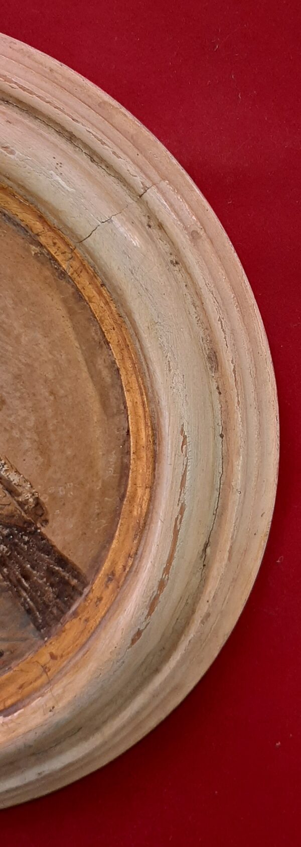 Cornice piatto in legno antico dipinto su formella