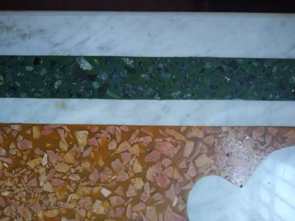 Dettaglio piano tavolo rettangolare vintage in marmo policromo