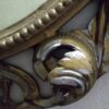 Specchio ovale vintage con cornice decorativa intagliata