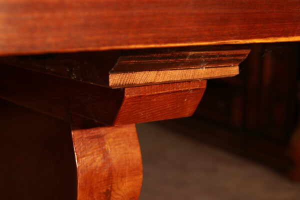 Particolare base del piano tavolo rettangolare in legno massello