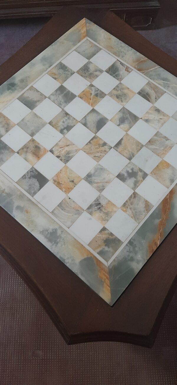Tavolino quadrato piano con scacchiera in pietra dura