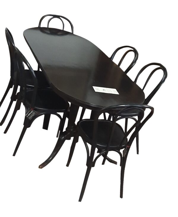 Tavolo ovale nero con sedie abbinate