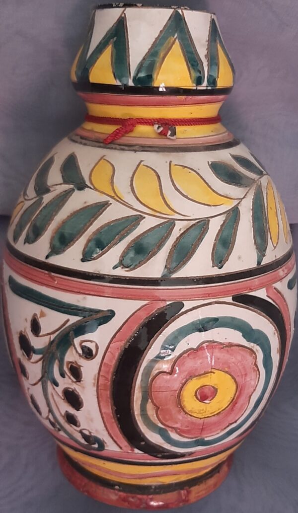 Antico vaso in terracotta dipinto a mano