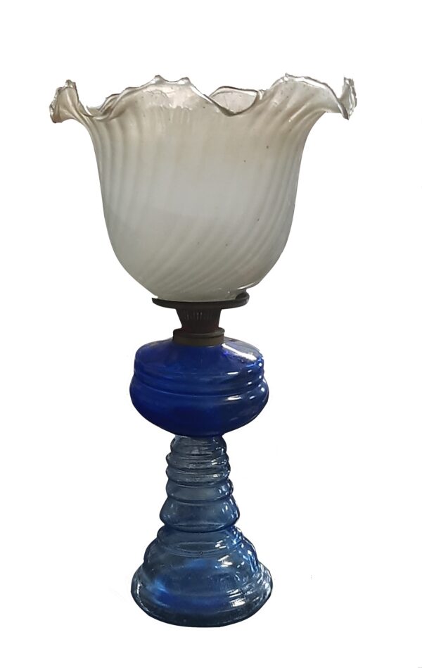antica lampada in vetro blu