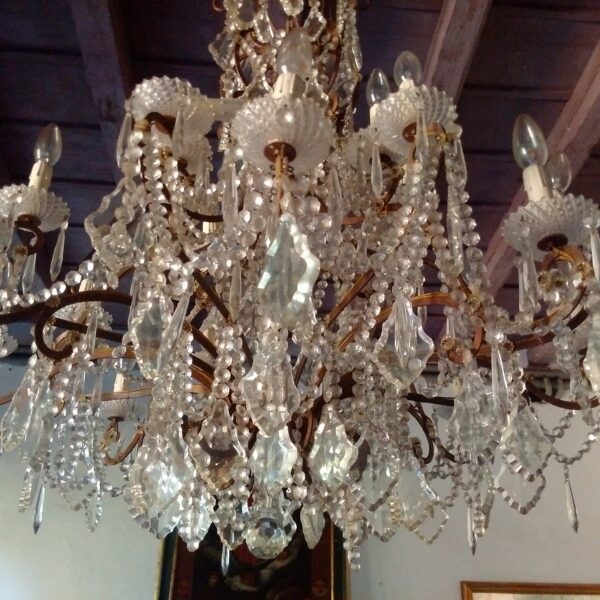 Meraviglioso lampadario stile Maria Teresa Austria a 24 luci in cristallo e bronzo