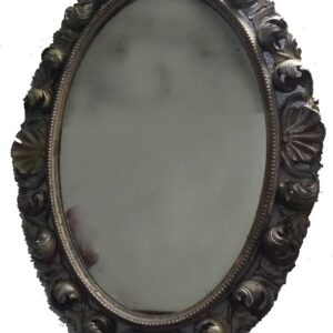 Specchio ovale con cornice decorativa