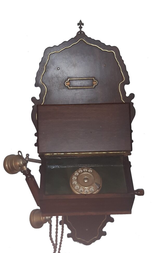 Telefono da parete antico a manovella